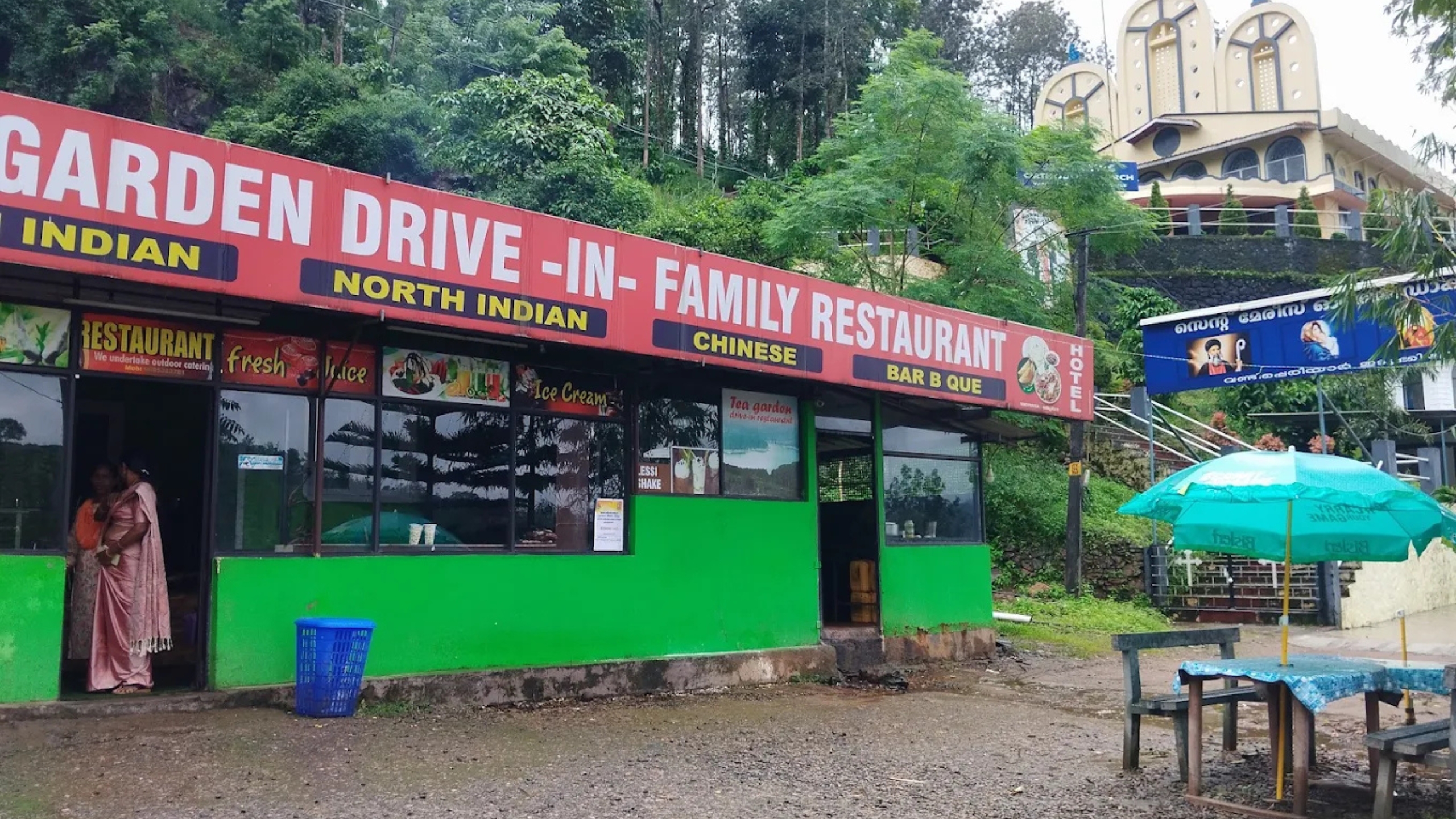 Tea Garden Restaurant in Vandiperiyar serving fresh Kerala food with scenic views near Thekkady