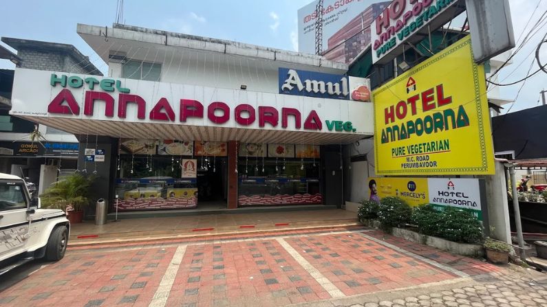 restaurant in perumbavoor showing the traditional dining setup at Hotel Annapoorna