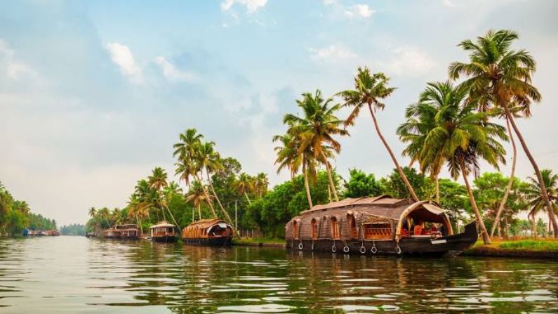 Restaurants in Alappuzha surrounded by backwaters, beachside views, and local food spots