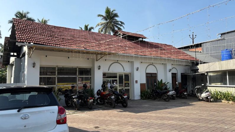 Exterior view of Kohinoor Restaurant, one of the well-known restaurants in Ramanattukara offering a variety of Kerala and non-vegetarian dishes.